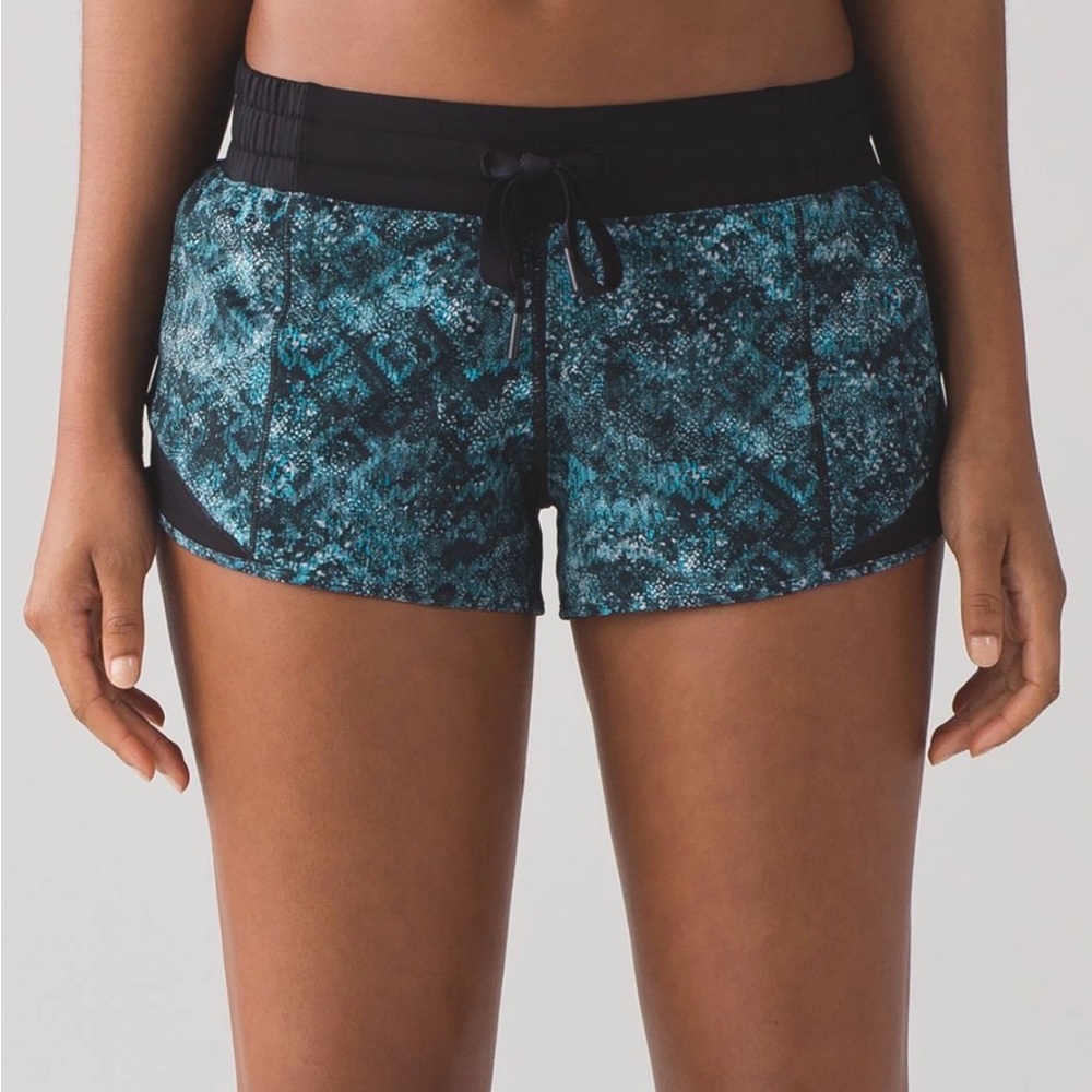 Lululemon Hotty Hot shorts in the Fairisle Multi Black / Black colorway size 6